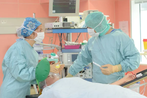 Cirurgião Falando Durante Operação Difícil — Fotografia de Stock