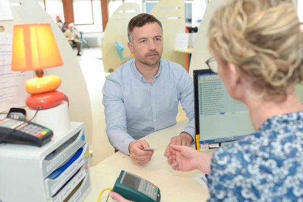 Male Patient Registering Hospital Reception — Stock Photo, Image