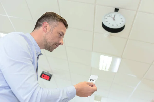 Geschäftsmann Mit Ticket Wartezeit — Stockfoto