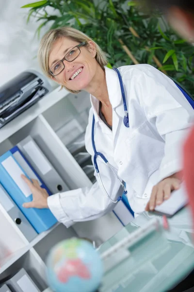 Šťastný Střední Věku Lékařka Její Kanceláři — Stock fotografie