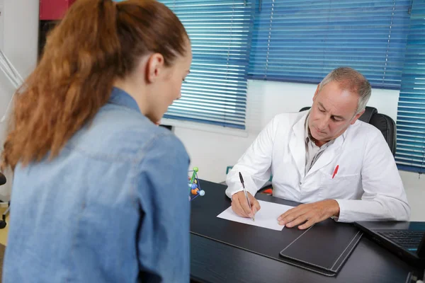 Doktore Psaní Lékařské Presciption Pacientovi — Stock fotografie