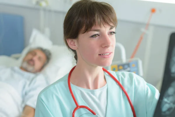 Güzel Gülümseyen Kadın Doktor Portre Içinde Yazıhane Ile Erkek Ziyaretçi — Stok fotoğraf