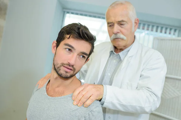 Chiropraktiker Massiert Den Rücken Des Patienten — Stockfoto