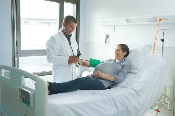 Médico Confiado Con Mujer Embarazada Hospital — Foto de Stock