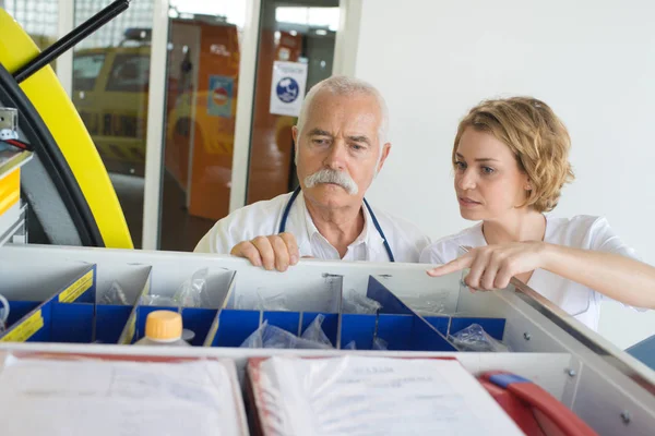 Läkare Kontrollerar Leveranser Nödsituation Vagn — Stockfoto