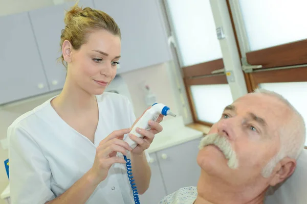 Sjuksköterska Förbereder Termometer För Patient — Stockfoto