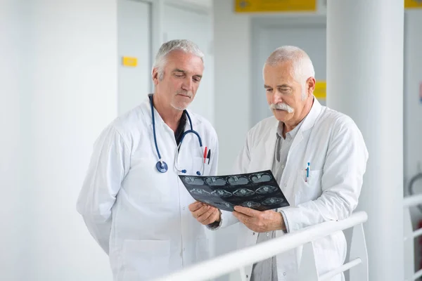 Deux Vieux Médecins Radiographie — Photo