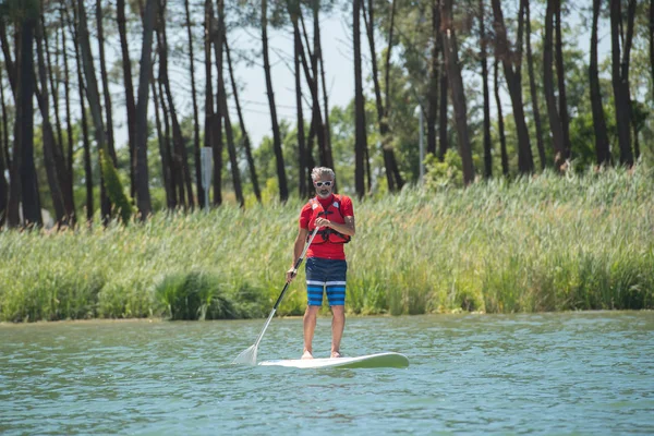 Człowiek Cieszyć Jazdą Jeziorze Paddleboard — Zdjęcie stockowe