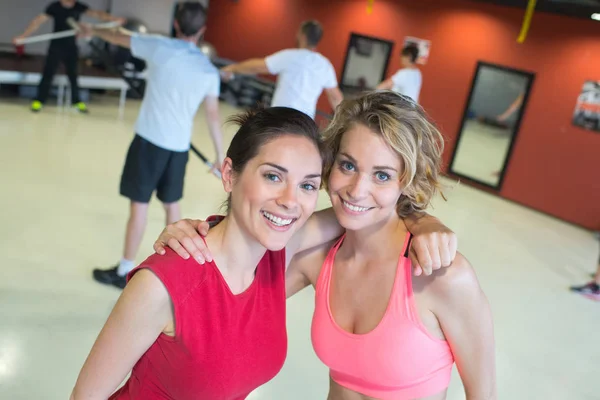 Två Kvinnliga Vänner Gymmet — Stockfoto