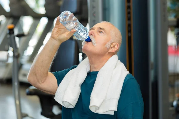 Hombre Mayor Bebiendo Botella Agua Sala Gimnasio — Foto de Stock