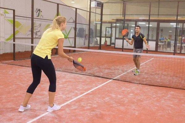 Pareja Jugando Tenis Juego Pista Tenis Cubierta — Foto de Stock