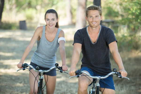 Coppia Giovane Bicicletta Nella Foresta — Foto Stock