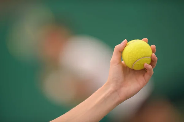 Palla Tennis Mano Sul Campo Duro — Foto Stock