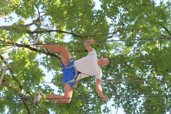 Homme Passe Les Obstacles Dans Parc Aventure Forêt — Photo