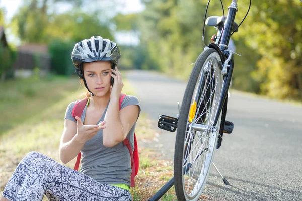 Schönes Mädchen Mit Fahrradproblem Das Hilfe Ruft — Stockfoto