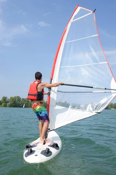 Windsurfen Auf Einem See — Stockfoto