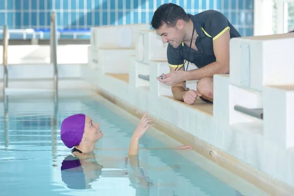 Allenatore Nuoto Felice Con Velocità Del Suo Tirocinante — Foto Stock