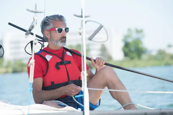 Stilig Ung Man Segling Hobie Cat — Stockfoto