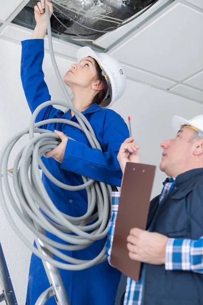 Elektrisches Team Verkabelt Einen Raum — Stockfoto