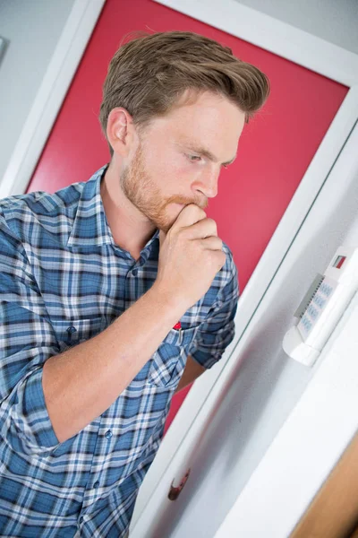 Män Reglera Temperaturen Kontrollpanelen För Centralvärme — Stockfoto