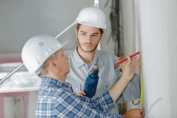 Technicus Leren Een Muur Boren — Stockfoto