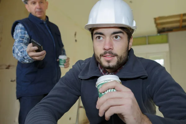 Handelaar Telefoon Terwijl Koffiepauze Wordt Doorgegeven — Stockfoto