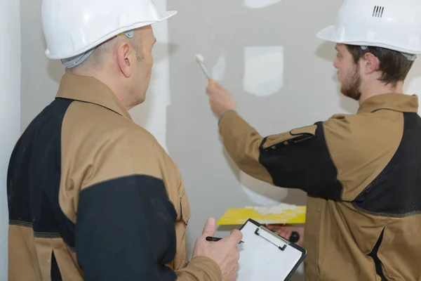 Due Lavoratori Intonacando Muro — Foto Stock