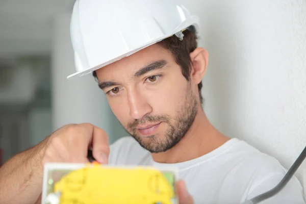 Mann Schraubt Kabel Schalter — Stockfoto