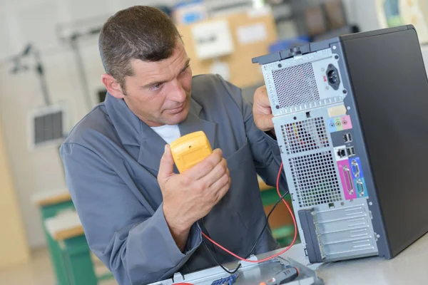 Techie Technician Using Voltmeter — Stock Photo, Image