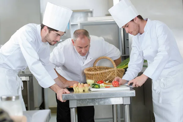 Chef Professionista Suoi Apprendisti Che Preparano Piatto Ristorante — Foto Stock