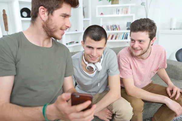 Unga Män Gör Selfie Foto Med Telefon Office — Stockfoto