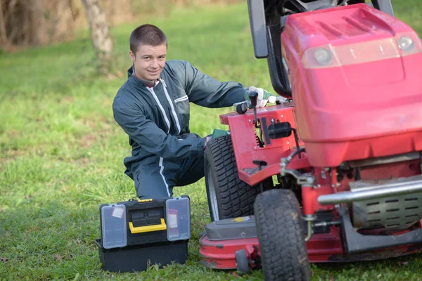 Jardinier Tracteur Conducteur Fixer Quelque Chose — Photo