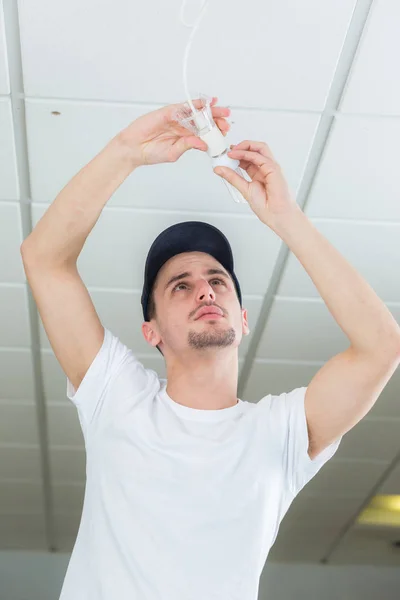 Klusjesman Een Lamp Vervangen — Stockfoto