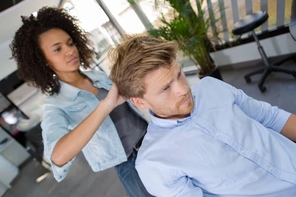 Vrouwelijke Coiffeur Snijden Mannen Haar Kapper Winkel — Stockfoto