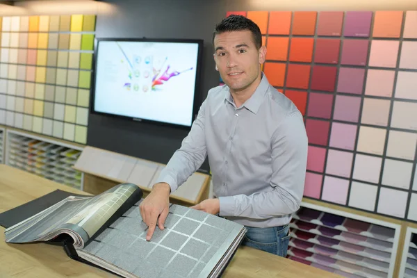 Guy Showing Color Samples — Stock Photo, Image