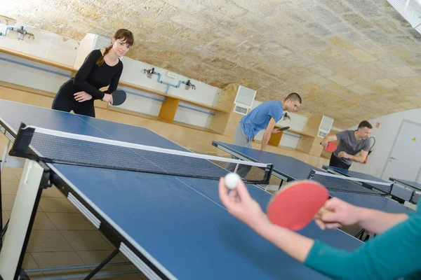 Jolie Femme Jouant Ping Pong Avec Des Amis — Photo