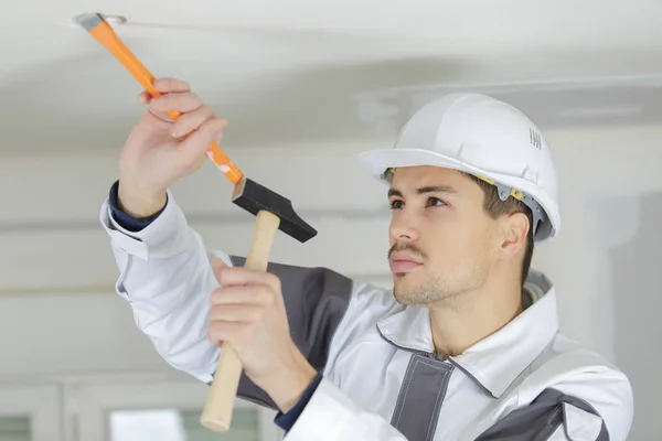 Elettricista Facendo Buco Sul Soffitto — Foto Stock