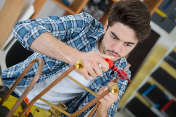 Werknemer Klemmen Koperen Pijp — Stockfoto