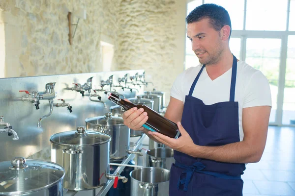 Brewer Holding Ölflaska Bryggeri — Stockfoto