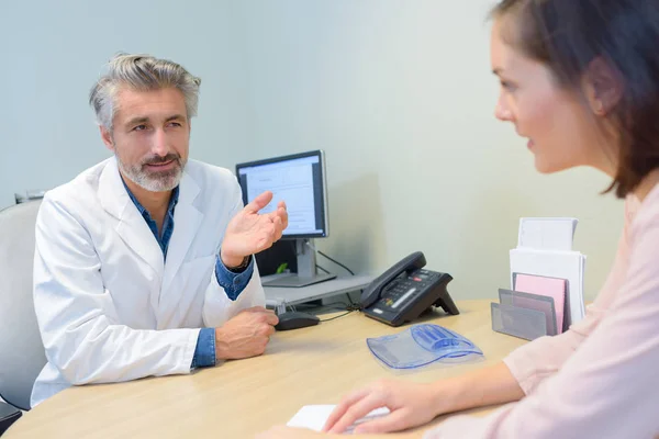 Arzt Gespräch Mit Einem Patienten — Stockfoto