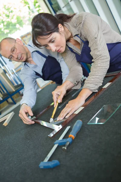 Kvinna Lära Sig Skära Glas Inramning Workshop — Stockfoto