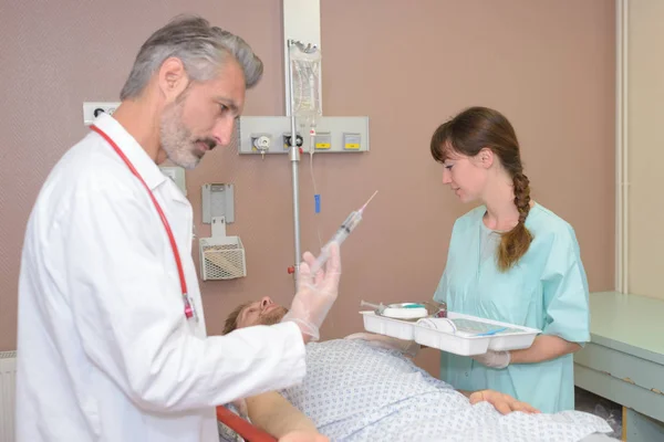 Läkare Och Sjuksköterska Ger Anesthetists Till Patient — Stockfoto