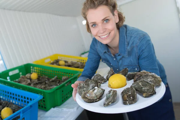 Vrouw Verkoopmanager Oesters Markt — Stockfoto