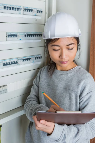 Frau Misst Elektrischen Strom — Stockfoto