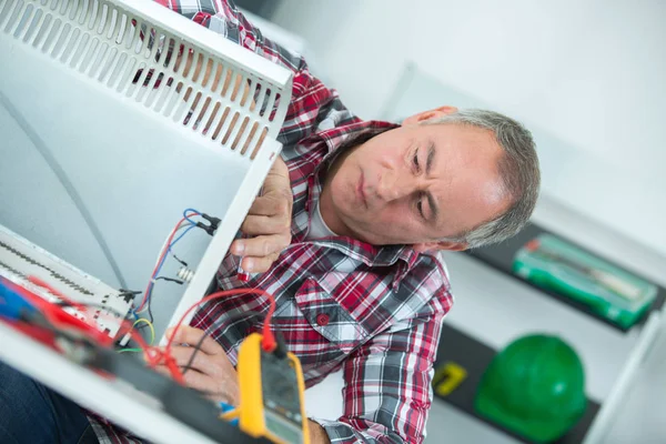 Człowiek Przy Użyciu Elektronicznych Urządzeń Pomiarowych Dla Ustalania Nagrzewnicy — Zdjęcie stockowe