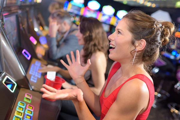 Slot Makinesidir Oynamaya Kırmızı Elbiseli Güzel Kadın — Stok fotoğraf