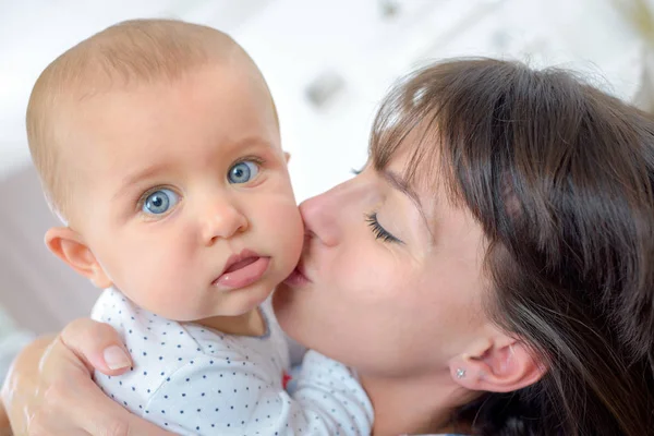 母のキスの赤ちゃんと母親 — ストック写真