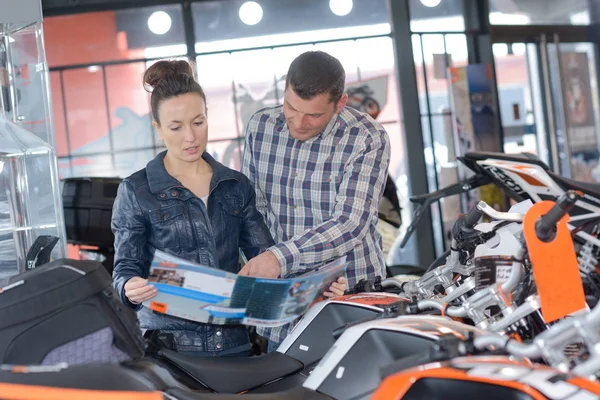 Man Girlfriend Buying Motorbike — Stock Photo, Image