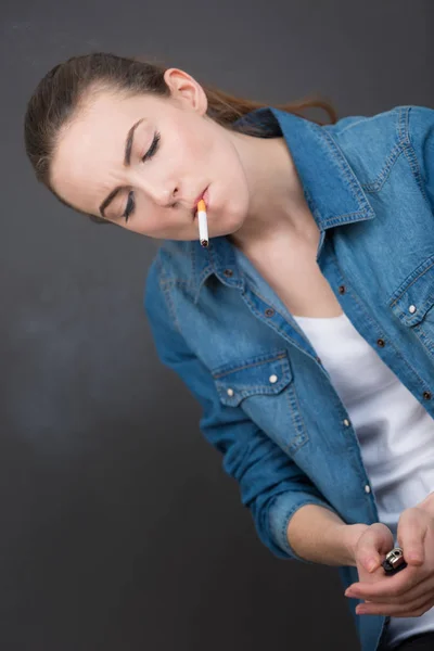 Jovem Mulher Soprando Cigarro — Fotografia de Stock