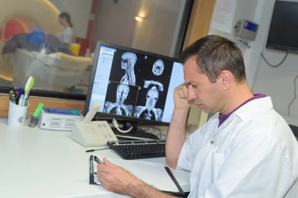 Médecin Examinant Film Radiographique Irm Roentgen Hôpital — Photo